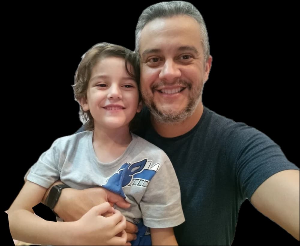 O pai e o Raul, sorrindo, abraçados